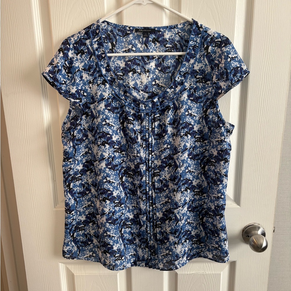 Anne Klein Blue Floral Blouse Size L Pleated Front Short Sleeve Career Office - Picture 2 of 5
